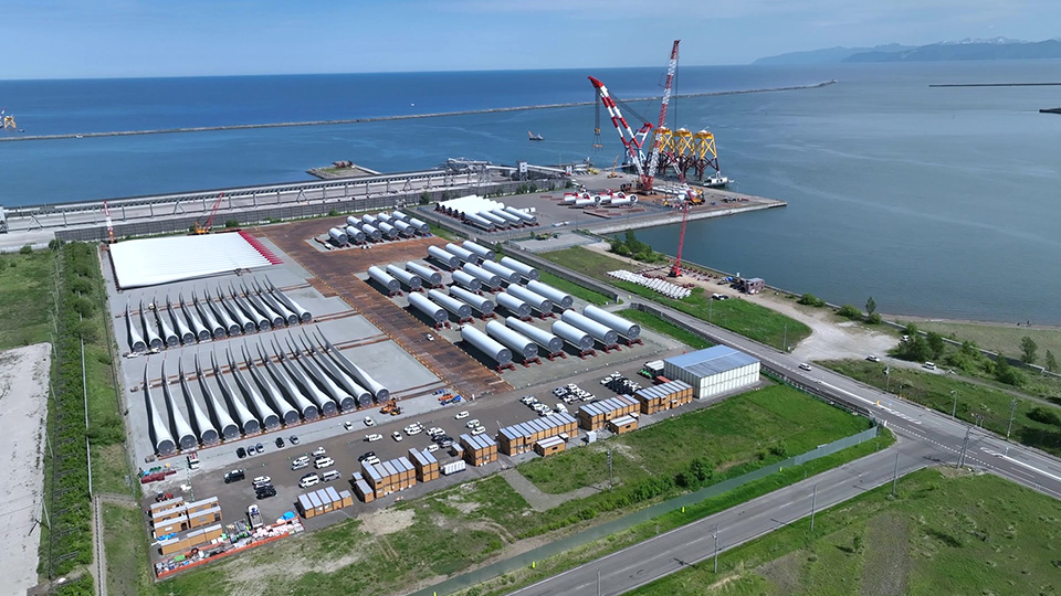 北海道石狩湾新港の洋上に建設した風車14基