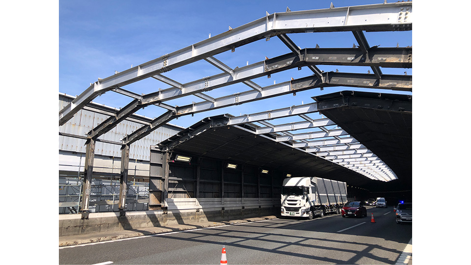 トンネルの天井板撤去工事の様子