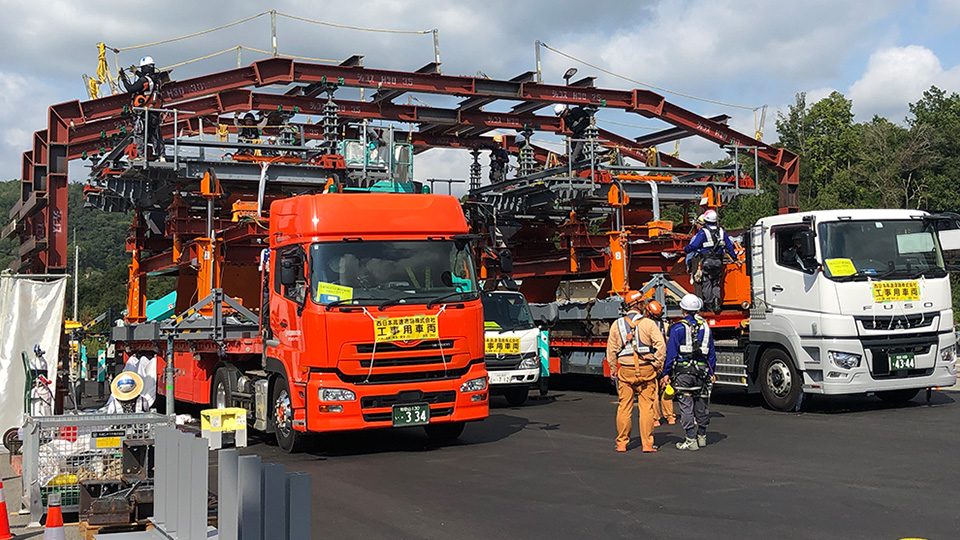 模擬鋼製屋根を使った試験施工の様子