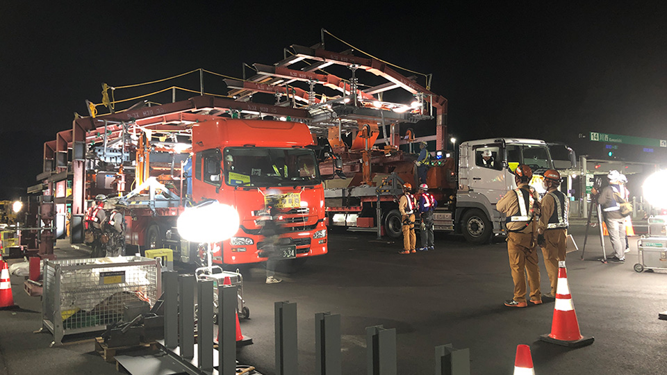 夜間も行われる試験施工の様子