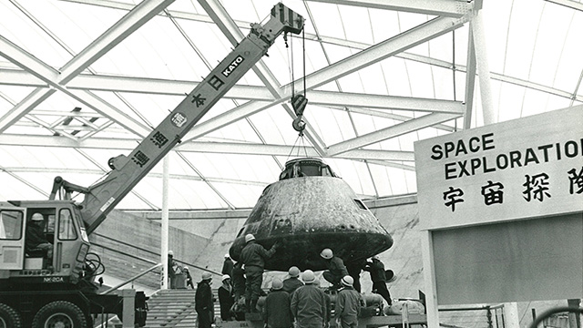 アメリカ館　アポロ宇宙船の据付の様子