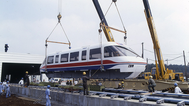 磁気浮上リニアモーターカーを輸送した様子