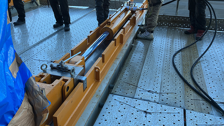 スライド装置 500tの画像