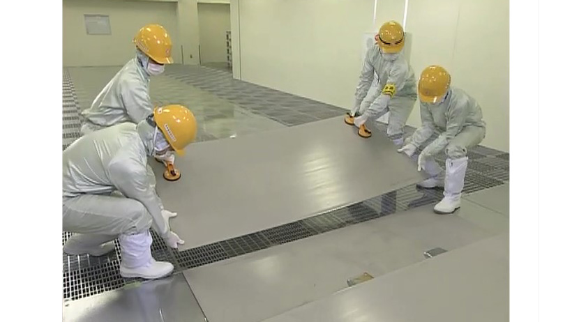 クリーンルーム内での組立作業の様子