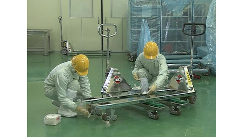 クリーンルーム内での組立作業の様子