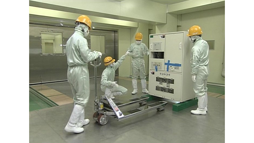 クリーンルーム内での組立作業の様子
