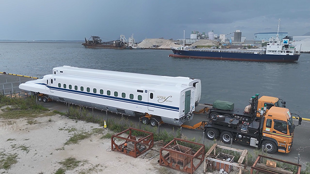 Dedicated Trailers for Transporting Shinkansen Carriages