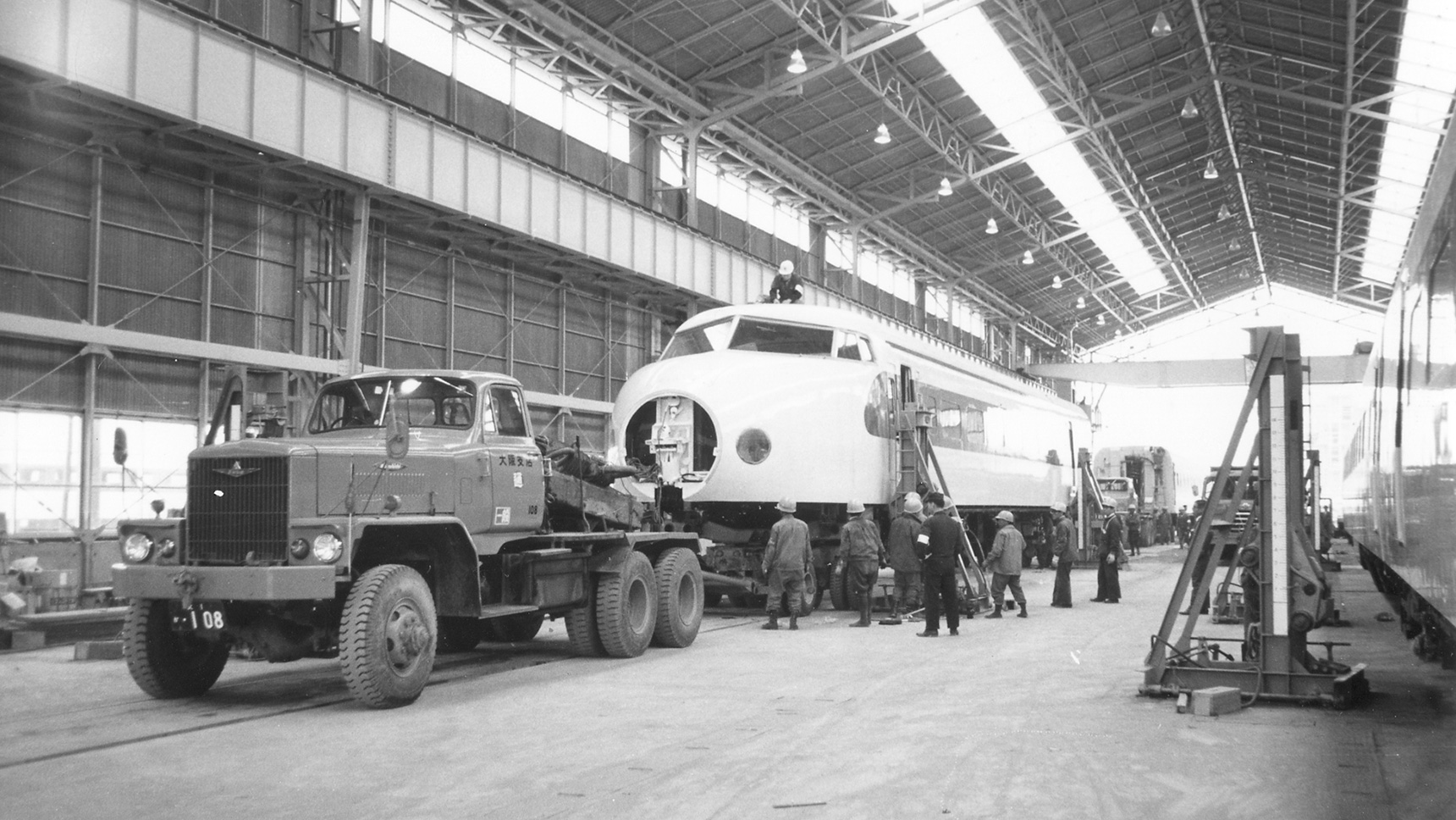 Transporting Shinkansen carriages in the bullet train's early days