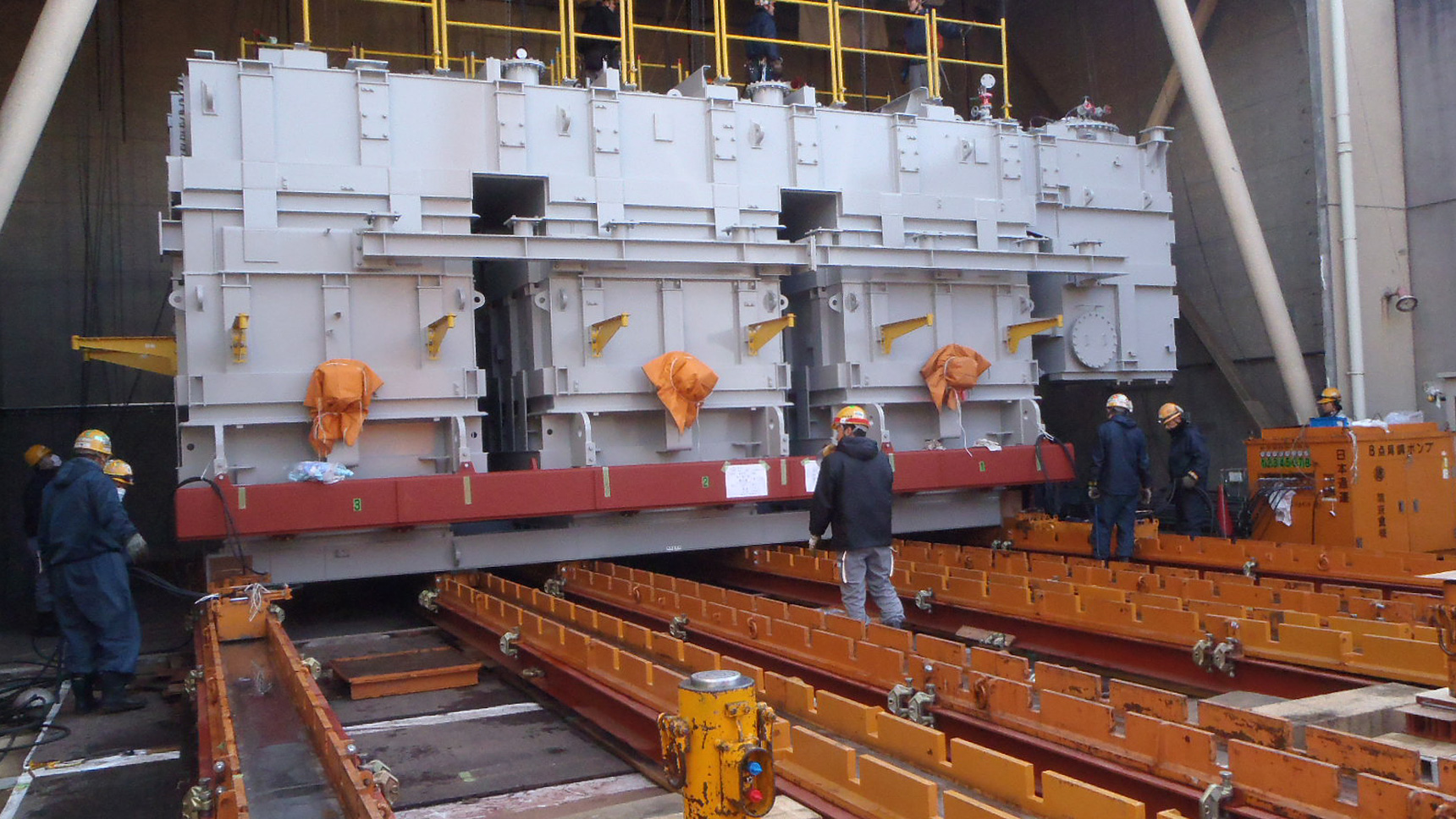 大型変圧器の輸送の様子