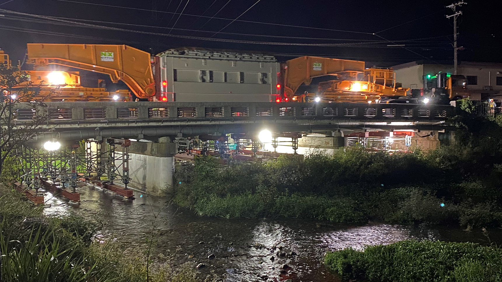 オーバーブリッジ補強工事をして輸送する様子