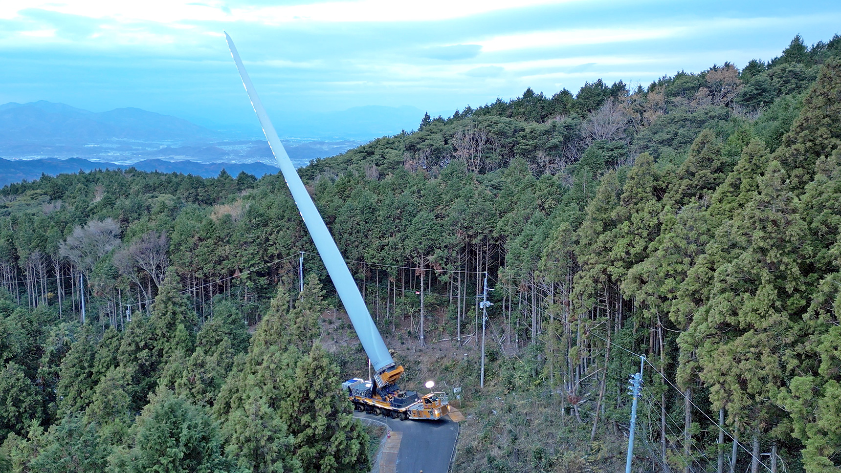 transporting long wind turbine blades